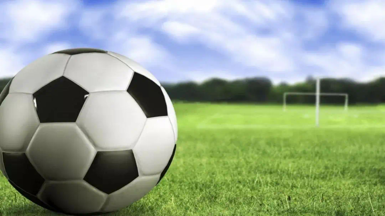 资深球迷实时追踪比赛场景